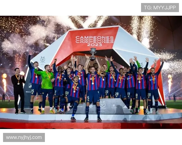 那不勒斯问鼎意超杯加冕年度第二冠官方发布冠军海报庆祝胜利